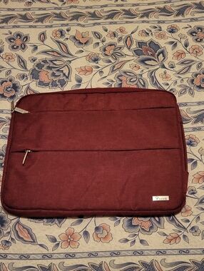 Voova Laptop Sleeve Bag in Burgundy Red